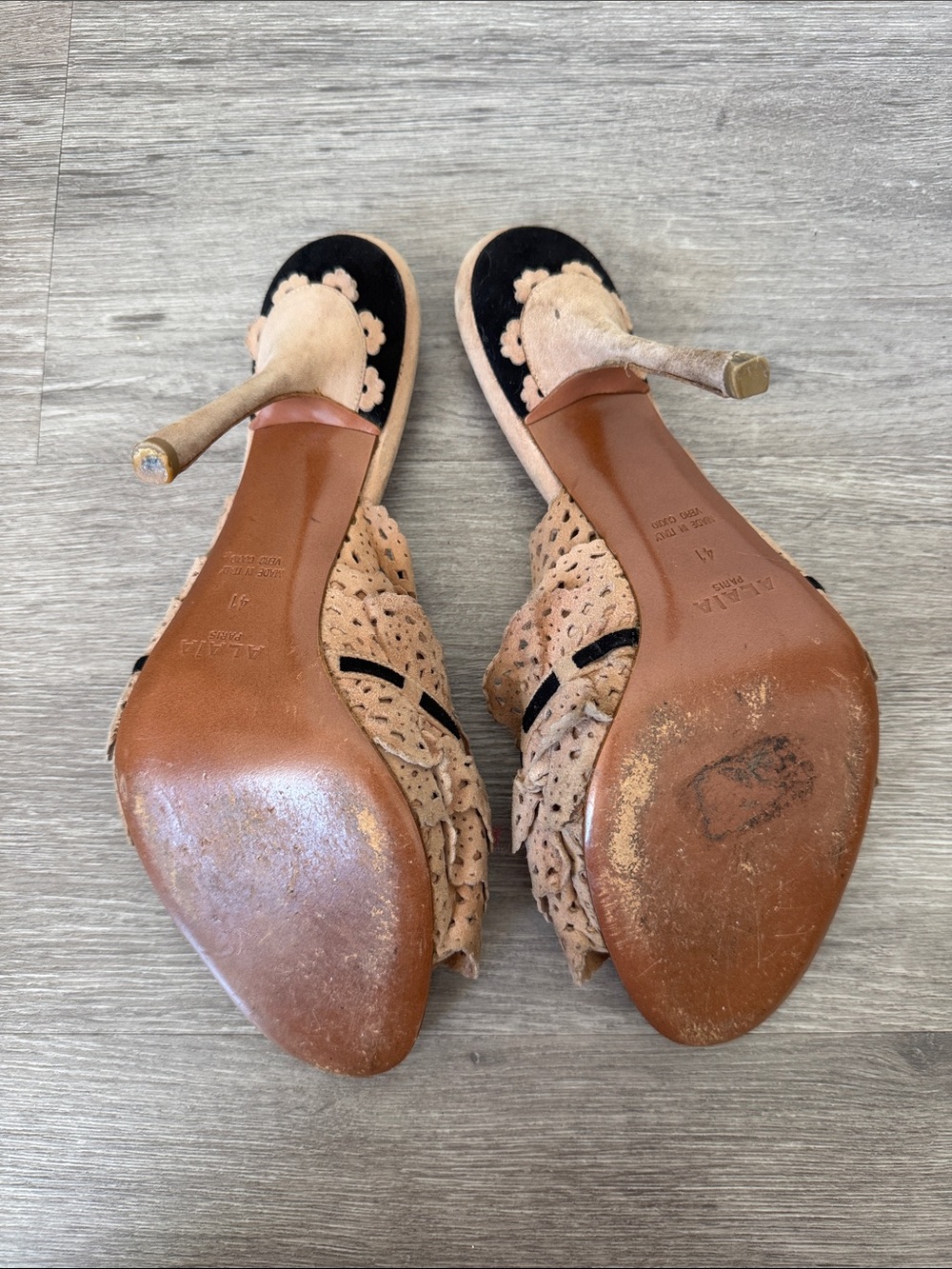ALAÏA Tan Ruffle Slide Sandal Mules with Bows - Picture 6 of 8
